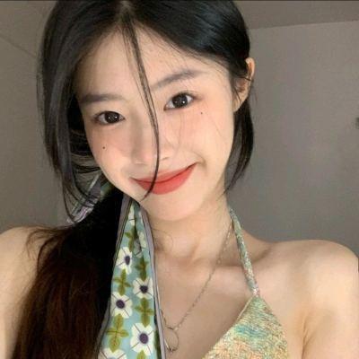 爱屋及乌？关晓彤穿短裙踢足球 向男友鹿晗靠齐